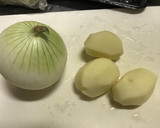 土鍋で作る 丸ごと新玉ねぎと手羽先スープ作り方1写真