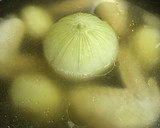 土鍋で作る 丸ごと新玉ねぎと手羽先スープ作り方10写真