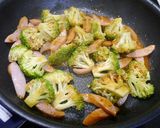 簡単！ブロッコリーとウィンナーの蒸し焼き作り方3写真