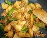 新じゃがとひき肉の黒酢ケチャップ炒め作り方4写真