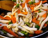 おろし生にんにく醤油で肉もやし炒め。作り方4写真