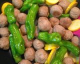 ミートボールと夏野菜の甘辛ケチャップ炒め作り方1写真
