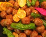 ミートボールと夏野菜の甘辛ケチャップ炒め作り方2写真