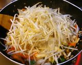 おろし生にんにく醤油で肉もやし炒め。作り方5写真