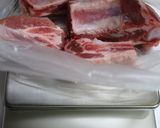 簡単！漬けて焼くだけスペアリブ作り方1写真
