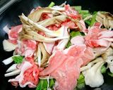 小松菜と豚肉きのこのピリ辛炒め作り方1写真