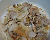 簡単☆塩麹漬け鶏モモと玉ねぎシメジ炒め作り方3写真