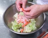 親子で簡単♪キャベツとカニカマの和え物作り方5写真
