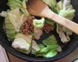 ご飯がすすむ！納豆キャベツの甘味噌炒め丼作り方4写真