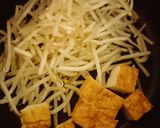 ゴマ油でコクup！厚揚げともやしの味噌汁作り方2写真