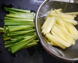 簡単！ニラの茎とじゃがいものソース炒め作り方2写真
