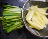 簡単！ニラの茎とじゃがいものソース炒め作り方2写真