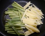 簡単！ニラの茎とじゃがいものソース炒め作り方3写真
