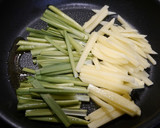 簡単！ニラの茎とじゃがいものソース炒め作り方3写真