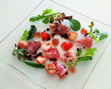 いちごの生ハムサラダ with赤ソース作り方4写真