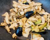 ＊鶏胸肉としめじと茄子の炒め物＊作り方3写真