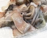 スルメイカと豆苗のバター醤油炒め作り方1写真