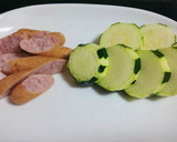 ☆ズッキーニとソーセージのカレー卵炒め作り方1写真