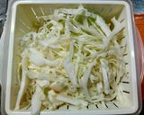 簡単副菜「キャベツとオクラの梅和え」作り方1写真