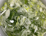 天かすが決め手✨簡単ネギの辛炒め作り方1写真