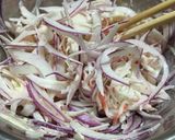 紫オニスラとカニカマの胡麻マヨサラダ作り方2写真