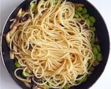 霜ふりひらたけと枝豆のバター醤油パスタ作り方2写真