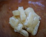 ズッキーニと玉葱、油揚げの味噌汁作り方1写真