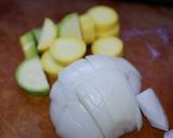 ズッキーニと玉葱、油揚げの味噌汁作り方2写真