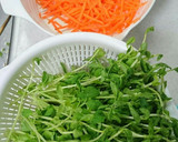 豆苗とにんじんのマスタードマヨ醤油炒め作り方1写真