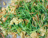 豆苗とにんじんのマスタードマヨ醤油炒め作り方5写真