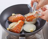 生鮭とたまねぎの味噌煮込み蒸し作り方3写真