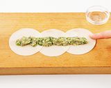 包み方簡単♪たっぷりキャベツのローズ餃子作り方4写真
