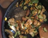 残ったカレーで！納豆と夏野菜のチャーハン作り方3写真