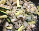 鳥ひざ軟骨とズッキーニの塩麹炒め作り方5写真
