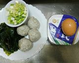 にたわ味噌汁 (肉団子卵ワカメ味噌汁)作り方1写真