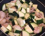 簡単美味しい！ズッキーニと鶏もも肉炒め作り方5写真
