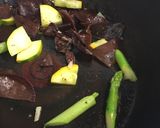 生キクラゲと夏野菜のニンニク炒め作り方2写真
