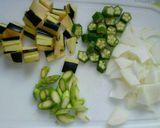 有り合わせ夏野菜のピリ辛チーズ丼作り方1写真