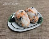 【 焼き鮭とわかめのおにぎり♪】作り方2写真