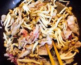 豚肉とトマト、しめじのバター炒め作り方1写真