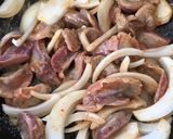 砂肝と玉ねぎのピリ辛味噌炒め丼温玉のせ作り方4写真
