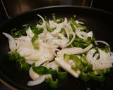 麻辣醤で刺激的肉ピーマン玉ねぎ炒め作り方3写真