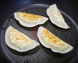 簡単！ピリ辛☆マヨラー枝豆のチーズ焼餃子作り方2写真