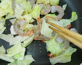 エビとキャベツのりんごソース炒め作り方2写真