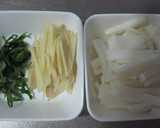 かまぼこと豚ひき肉の炒め物作り方1写真