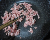 かまぼこと豚ひき肉の炒め物作り方2写真