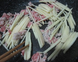かまぼこと豚ひき肉の炒め物作り方3写真