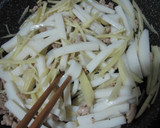 かまぼこと豚ひき肉の炒め物作り方4写真