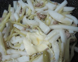 かまぼこと豚ひき肉の炒め物作り方5写真