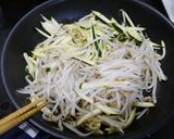 簡単！もやしとズッキーニの生姜焼き作り方1写真